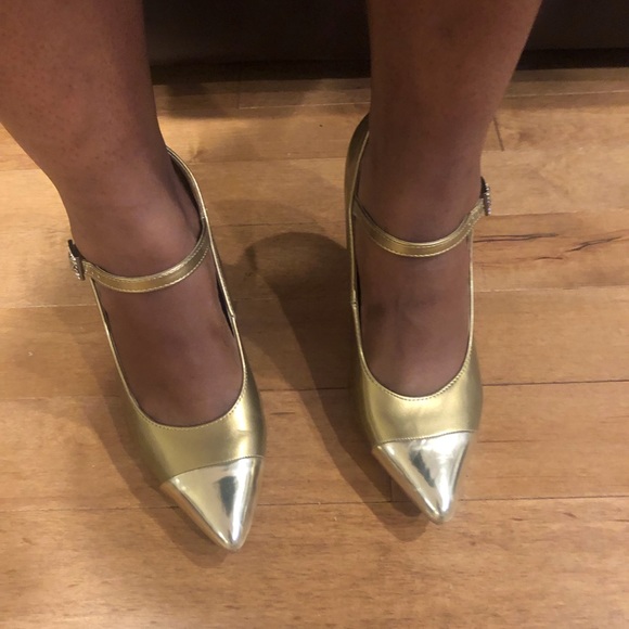 Beautiful Gold shoes NEVER Worn.Ankle strap. - Picture 3 of 6